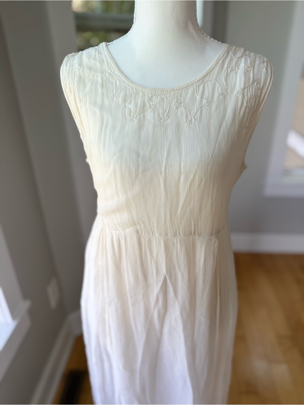 Vintage Diamond Dresses Ivory Floral Embroidered Tie Back Sleeveless Maxi Dress